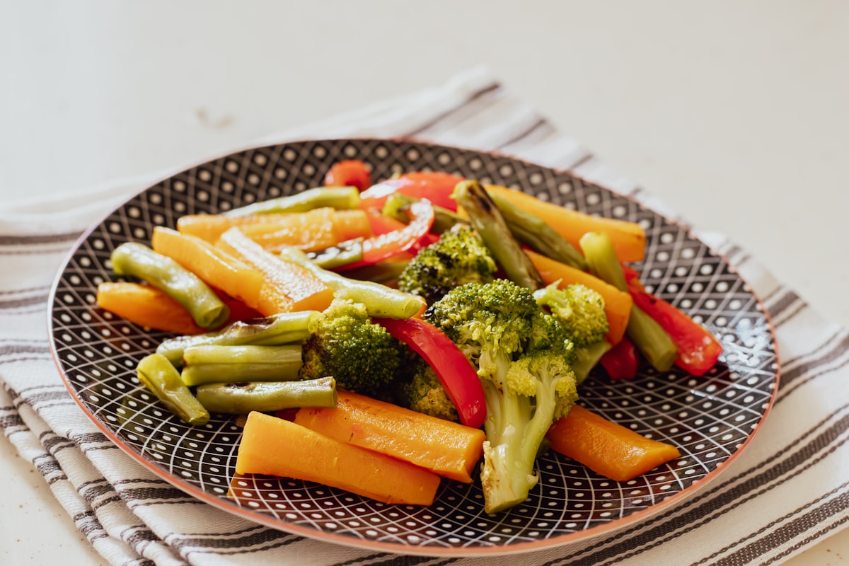 Almuerzo balanceado con proteína, vegetales y carbohidratos complejos