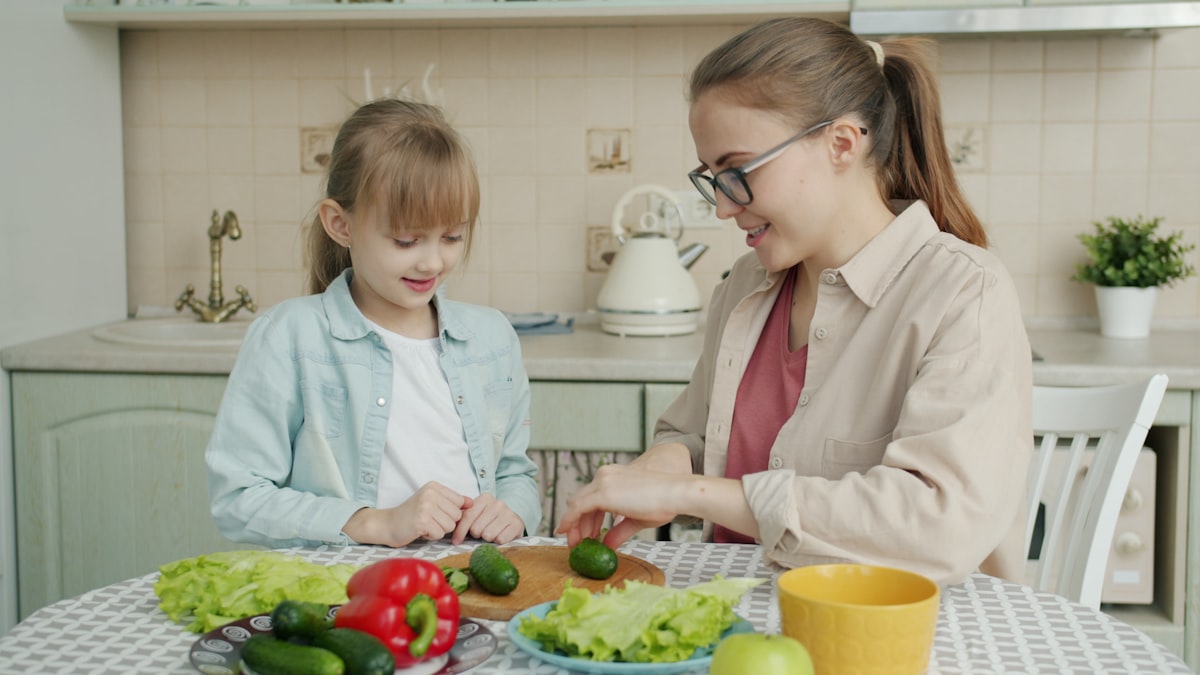 Meriendas saludables con frutas, frutos secos y productos lácteos